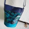 Sac seau James Forester en coton enduit floral, jardin d'hiver ton marine, turquoise et en simili cuir marine et bleu canard – Image 2