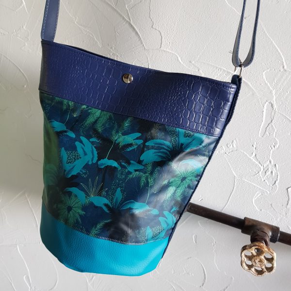 Sac seau James Forester en coton enduit floral, jardin d'hiver ton marine, turquoise et en simili cuir marine et bleu canard – Image 2