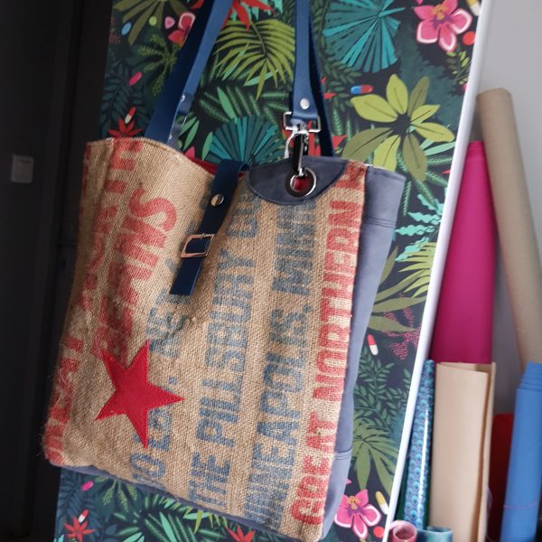 Sac style tog bag James Stramp en toile de jute recyclé et en cuir bleu – Image 2