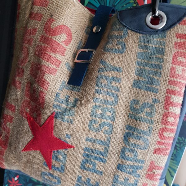 Sac style tog bag James Stramp en toile de jute recyclé et en cuir bleu – Image 3