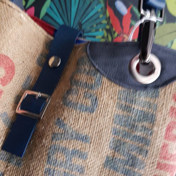 Sac style tog bag James Stramp en toile de jute recyclé et en cuir bleu – Image 4