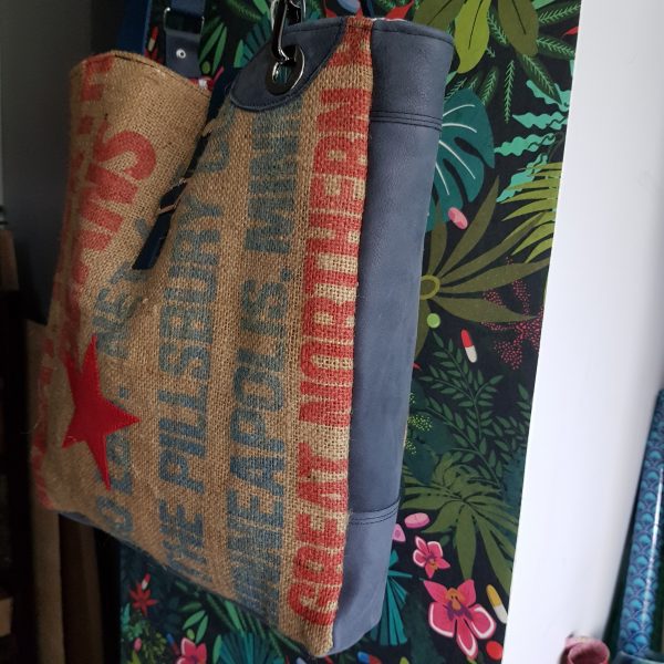 Sac style tog bag James Stramp en toile de jute recyclé et en cuir bleu – Image 5