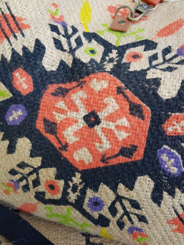 Sac cabas bandoulière Parsi en toile de jute recyclée à motif multicolore – Image 9