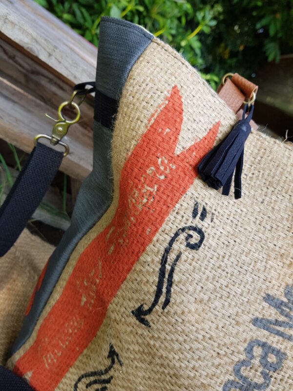 Sac cabas bandoulière Parsi en toile de jute recyclée à motif multicolore – Image 8