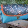 iouni sac bandoulière en simili cuir bleu et en coton enduit lucioles – Image 2