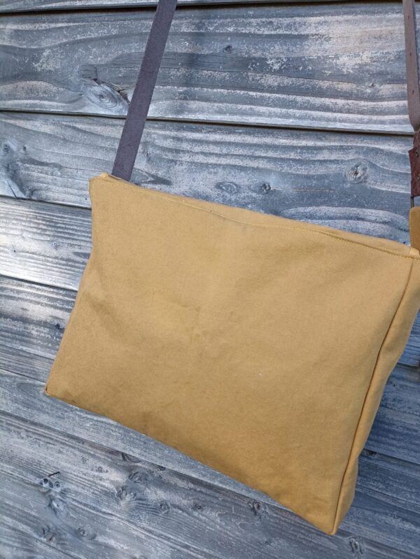 Sac bandoulière Sullivan en toile épaisse moutarde et en cuir marron fantaisie – Image 7