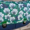 Sac besace bandoulière Samuel Fallentin en simili cuir marine et en coton enduit fleurs fond vert – Image 2