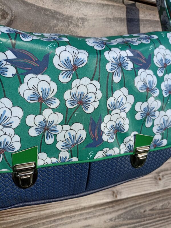 Sac besace bandoulière Samuel Fallentin en simili cuir marine et en coton enduit fleurs fond vert – Image 2