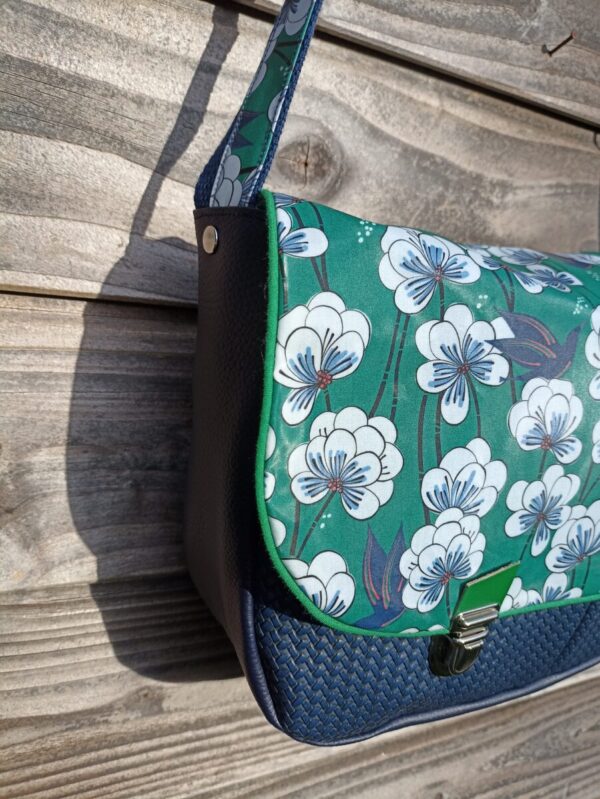 Sac besace bandoulière Samuel Fallentin en simili cuir marine et en coton enduit fleurs fond vert – Image 3
