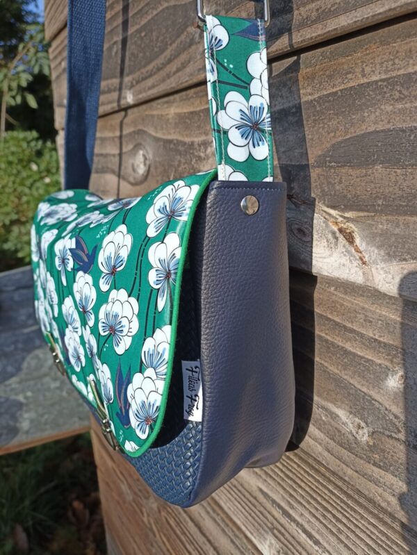 Sac besace bandoulière Samuel Fallentin en simili cuir marine et en coton enduit fleurs fond vert – Image 4