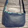 Sac besace bandoulière Samuel Fallentin en simili cuir marine et en coton enduit fleurs fond vert – Image 6