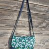 Sac besace bandoulière Samuel Fallentin en simili cuir marine et en coton enduit fleurs fond vert – Image 5