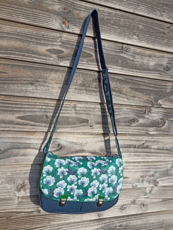 Sac besace bandoulière Samuel Fallentin en simili cuir marine et en coton enduit fleurs fond vert – Image 5