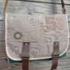 Sac bandoulière Sullivan en toile épaisse beige et en cuir vert fantaisie – Image 2