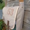 Sac bandoulière Sullivan en toile épaisse beige et en cuir vert fantaisie – Image 3
