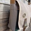 Sac bandoulière Sullivan en toile épaisse beige et en cuir vert fantaisie – Image 4