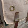 Sac bandoulière Sullivan en toile épaisse beige et en cuir vert fantaisie – Image 5