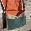 Sac bandoulière Sullivan en toile épaisse beige et en cuir vert fantaisie – Image 8