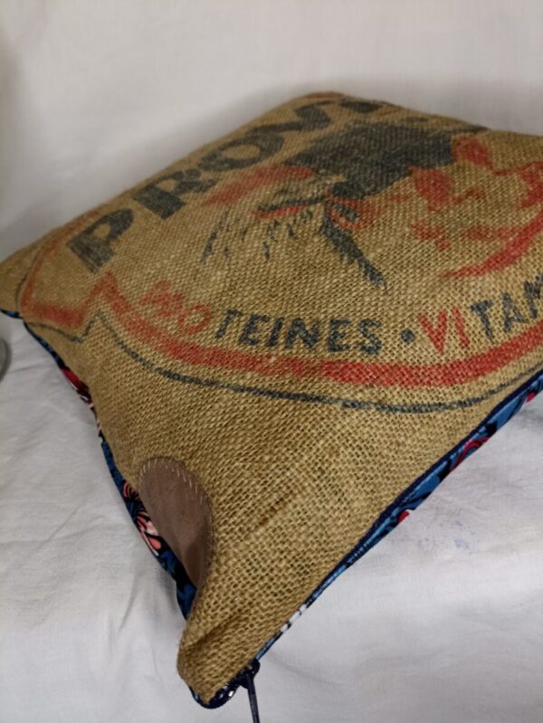 Coussin Jejeeh en toile de jute et en velours fantaisie – Image 3