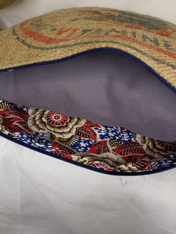 Coussin Jejeeh en toile de jute et en velours fantaisie – Image 5