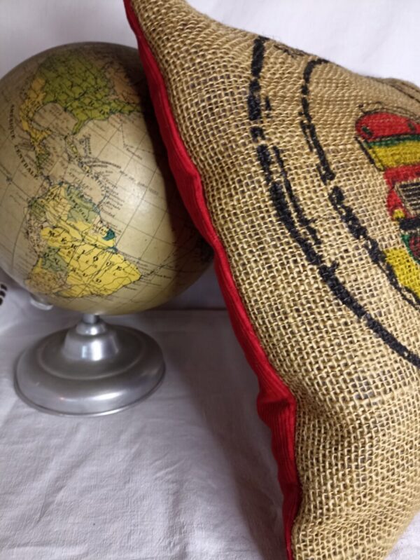 Coussin Jejeeh en toile de jute et en velours rouge – Image 4