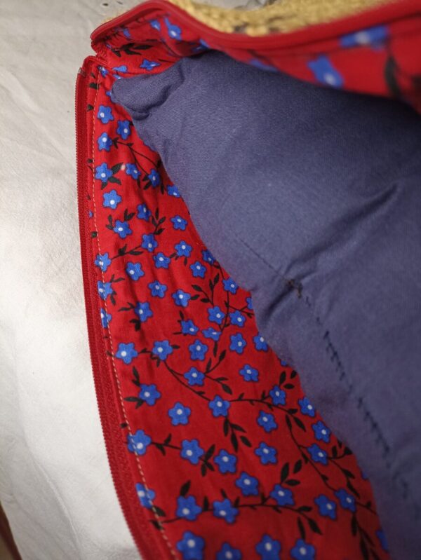 Coussin Jejeeh en toile de jute et en velours rouge – Image 6