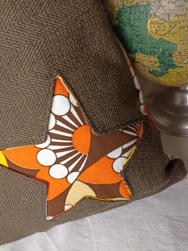 Coussin Jejeeh en tissu vintage fleuri – Image 3