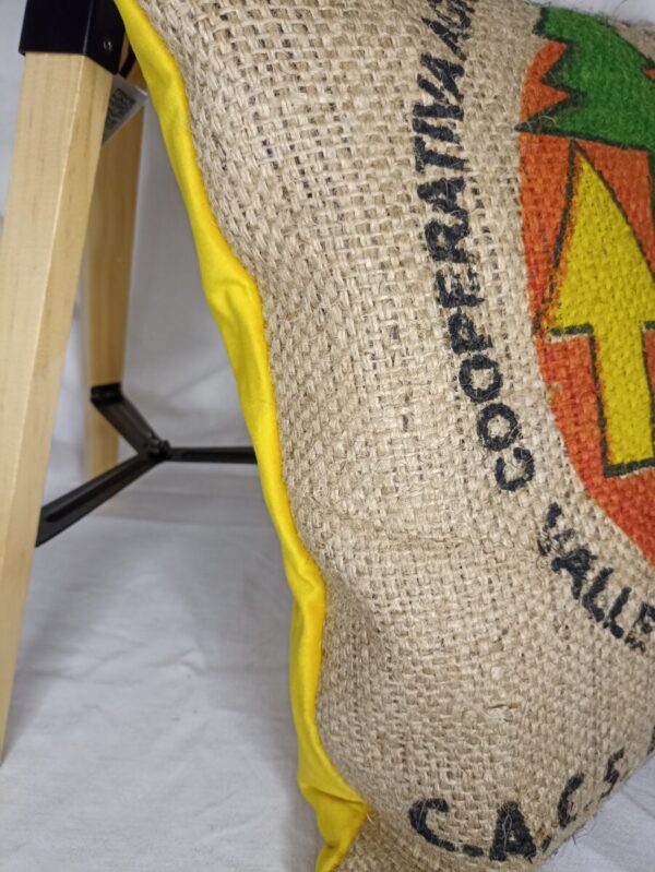 Coussin Jejeeh en toile de jute et en velours jaune – Image 3