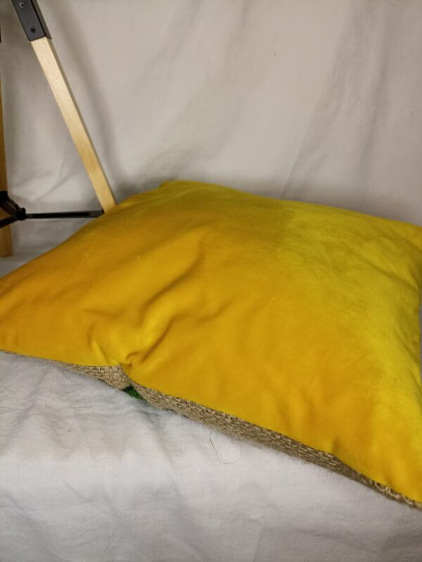 Coussin Jejeeh en toile de jute et en velours jaune – Image 4