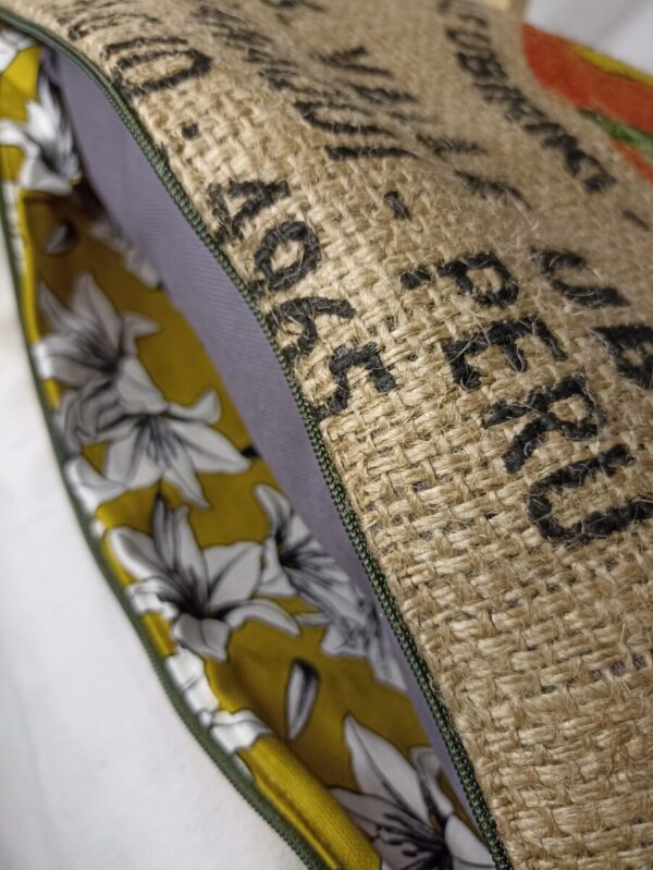 Coussin Jejeeh en toile de jute et en velours jaune – Image 5