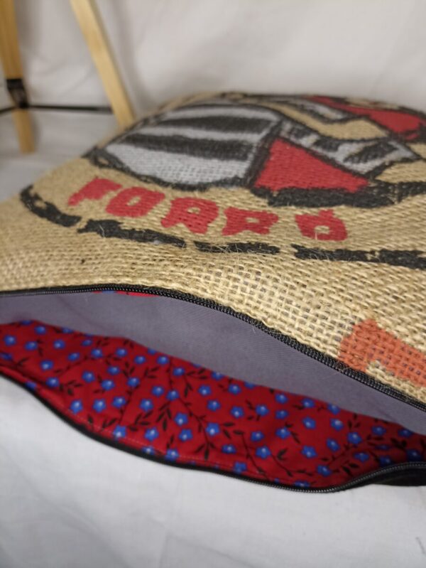 Coussin Jejeeh en toile de jute et en velours noir – Image 5