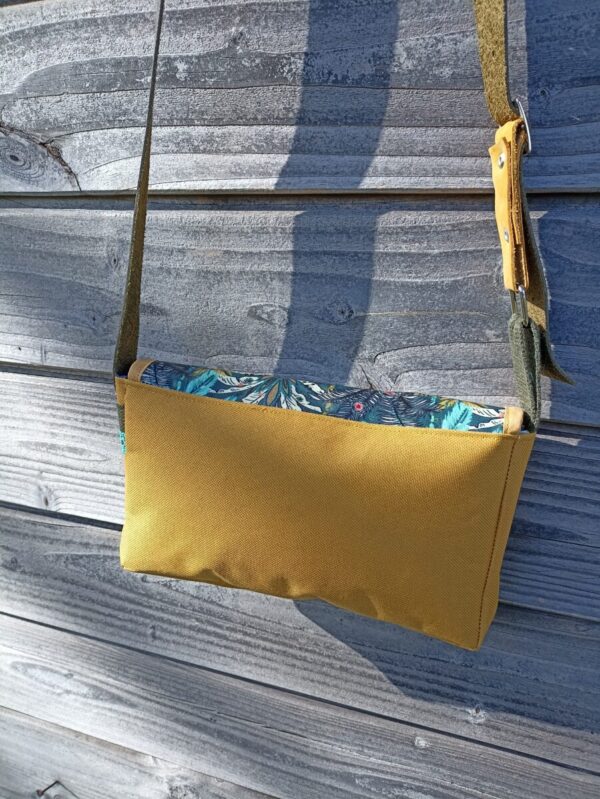 Kiouni sac bandoulière en toile moutarde et en coton enduit palmier – Image 2