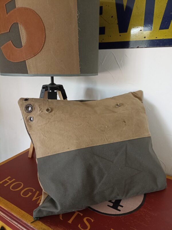 Coussin Jejeeh en toile militaire et ancienne toile beige recyclé. – Image 2