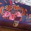 Kiouni sac bandoulière en simili cuir violet et en coton enduit fleuri – Image 2