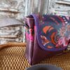 Kiouni sac bandoulière en simili cuir violet et en coton enduit fleuri – Image 3