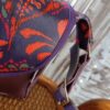 Kiouni sac bandoulière en simili cuir violet et en coton enduit fleuri – Image 4