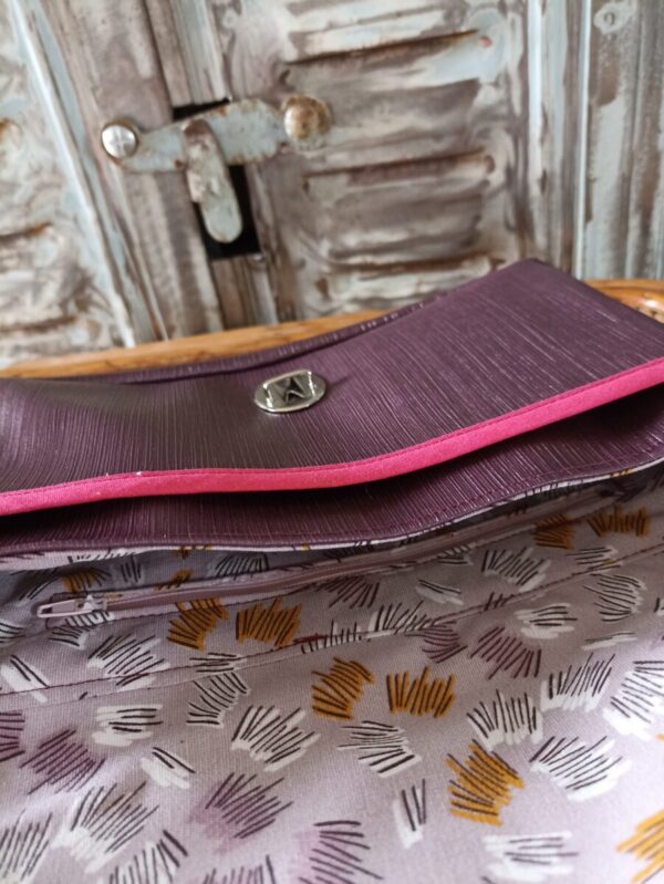 Kiouni sac bandoulière en simili cuir violet et en coton enduit fleuri – Image 6