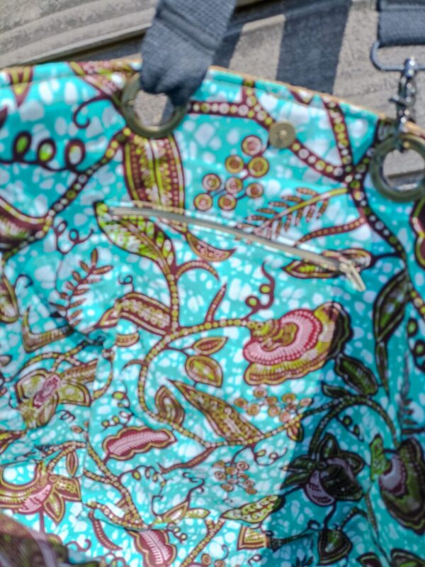 Sac cabas bandoulière Parsi en toile de jute recyclée et simili cuir noir – Image 9