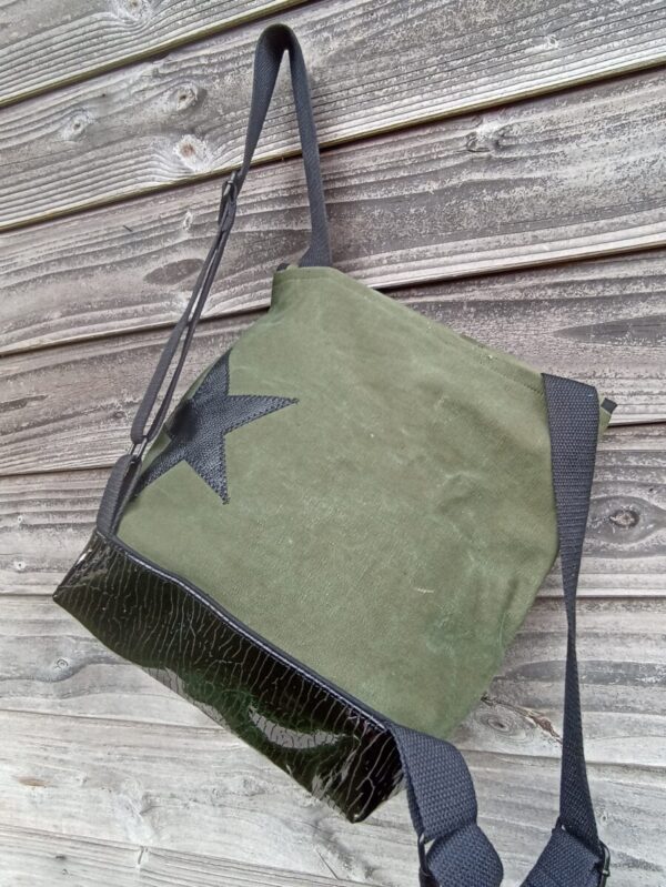 Sac à dos Flanagan en toile militaire kaki et cuir noir – Image 6