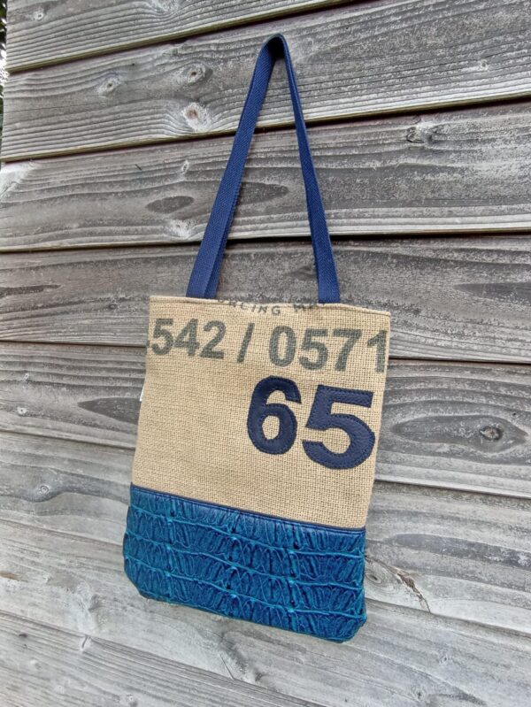 Sac cabas Stuart en toile de jute recyclée et simili cuir bleu – Image 4