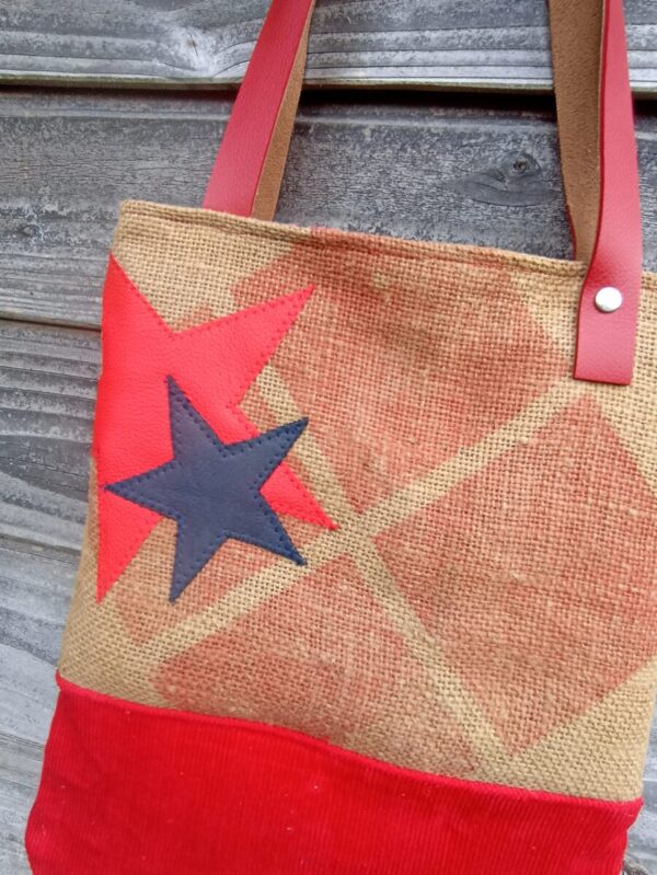 Sac cabas Stuart en toile de jute recyclée et velours rouge – Image 2