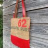 Sac cabas Stuart en toile de jute recyclée et velours rouge – Image 4