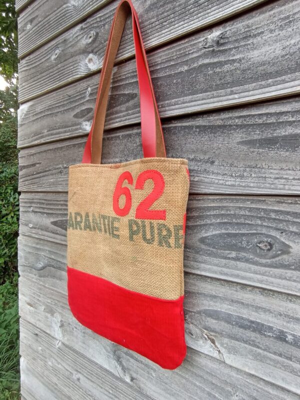 Sac cabas Stuart en toile de jute recyclée et velours rouge – Image 4