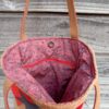 Sac cabas Stuart en toile de jute recyclée et velours rouge – Image 5