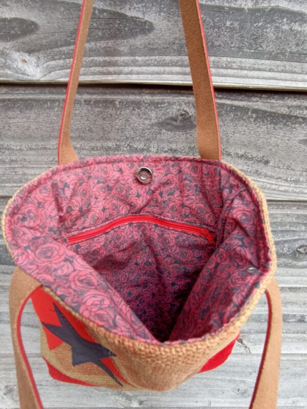 Sac cabas Stuart en toile de jute recyclée et velours rouge – Image 5
