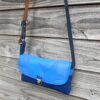 Kiouni sac bandoulière en simili cuir marine et en cuir bleu roi – Image 2