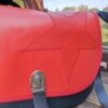Sac arrondi Fix en simili cuir marine fantaisie et en cuir rouge – Image 2
