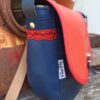 Sac arrondi Fix en simili cuir marine fantaisie et en cuir rouge – Image 3