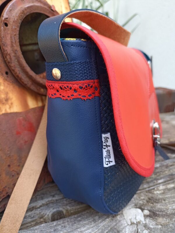 Sac arrondi Fix en simili cuir marine fantaisie et en cuir rouge – Image 3