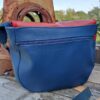 Sac arrondi Fix en simili cuir marine fantaisie et en cuir rouge – Image 4